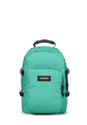 Mochila Eastpak turquesa con bolsillo frontal con cremallera, asa de plástico negra, correas laterales ajustables y parche con logo centrado en el bolsillo delantero.