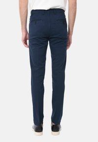 Chinos blu scuro con taglio dritto, due tasche posteriori e una texture liscia. Finiti con un design a gamba affusolata e una vita pulita.