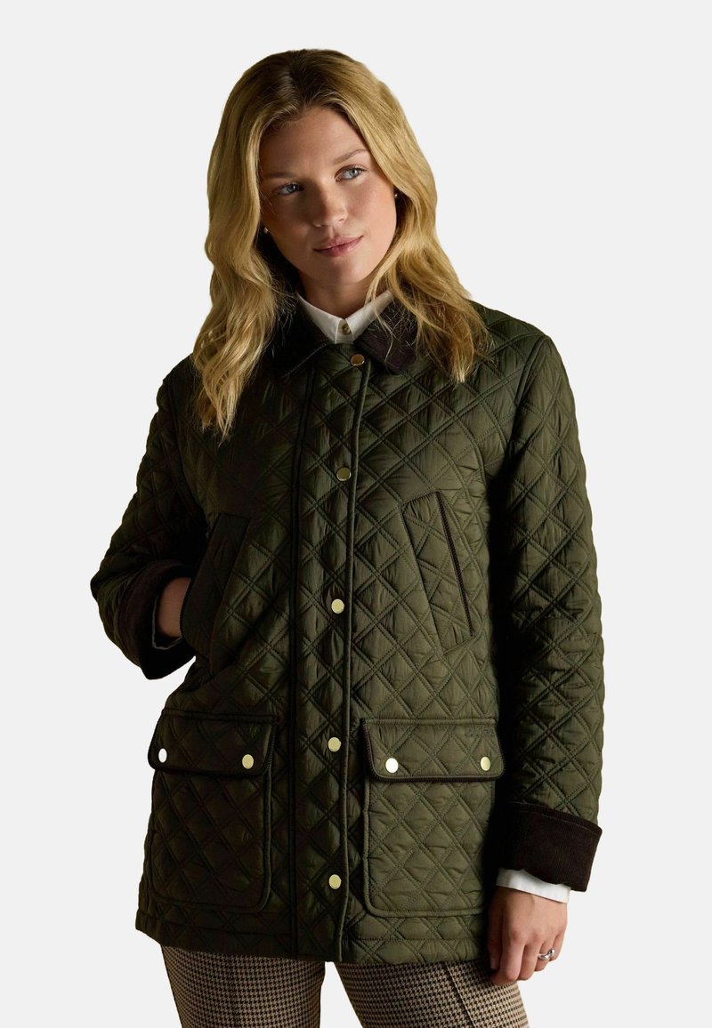 Pikowana zielona kurtka z brązowym kołnierzem, dwoma przednimi kieszeniami i zapięciem na napy. Posiada diamentowy wzór na teksturowanej tkaninie.