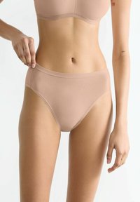 Beige Baumwollslips mit einer glatten Textur, hoher Taille und moderaten Beingrößen, die ein schlichtes, funktionales Design präsentieren. Keine sichtbaren Beschläge oder Akzente.
