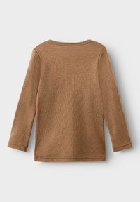 Braun langärmliges, geripptes Strickshirt flach ausgelegt, das die Rückseite mit einem runden Halsausschnitt und einfacher Saumstickerei zeigt.