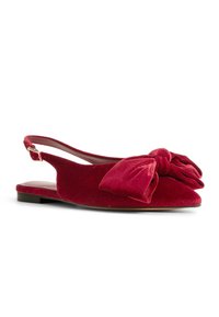 Rød fløjl slingback sko med spids tå og en stor sløjfedetalje foran. Flad sål med en gylden ankelrem.
