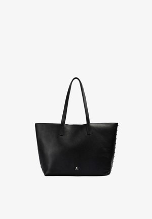 Bolso tote de cuero negro con dos correas para el hombro y un pequeño emblema plateado de calavera y huesos cruzados en el centro delantero.