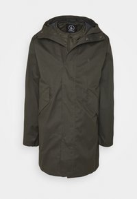 Olivgrüner wasserdichter Parka mit Kapuze, Seiten Taschen, einem Reißverschluss und einem dezenten Logo auf der Brust.