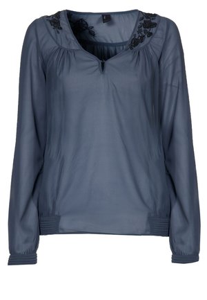 Blouse longue transparente bleue à manches longues avec un col floral orné, une ouverture en forme de goutte à l'avant, et des poignets ainsi que des ourlets froncés.