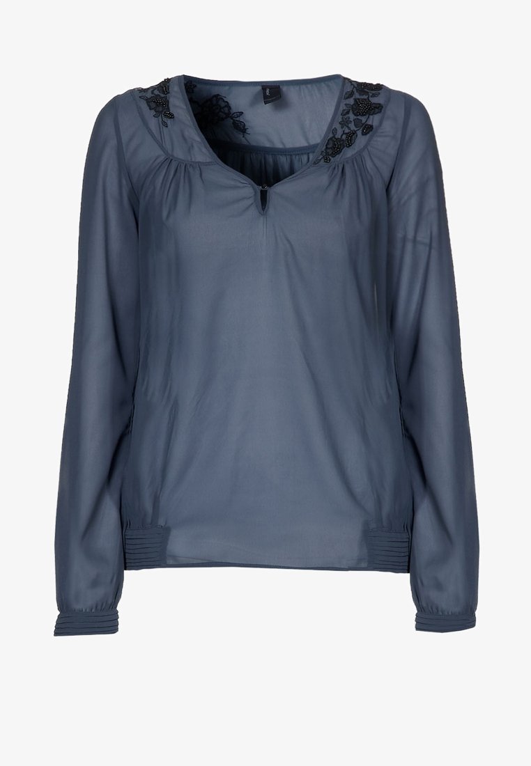 Blouse longue transparente bleue à manches longues avec un col floral orné, une ouverture en forme de goutte à l'avant, et des poignets ainsi que des ourlets froncés.