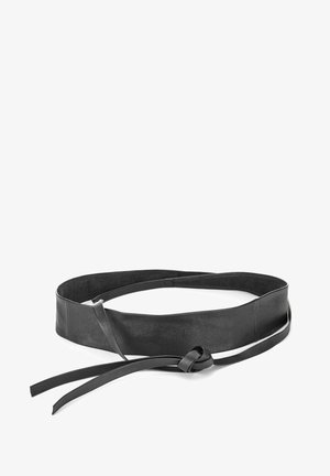 Sort bredt bælte i imiteret læder med lange stropper bundet foran, designet til at vikle omkring taljen som et modeaccessory.