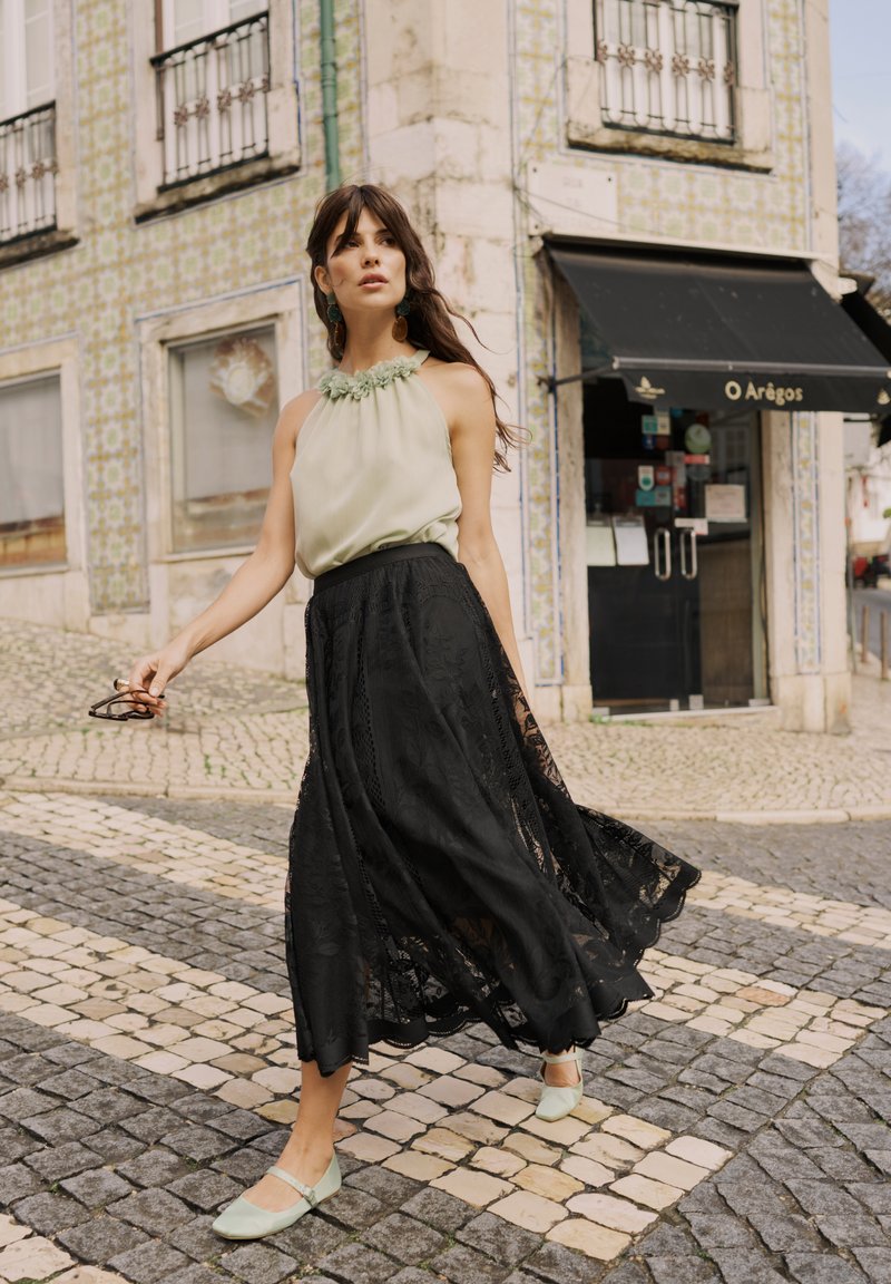 Jupe Trapèze La Redoute Noir Brodée Beige – Taille 36, Occasion Très Bon état