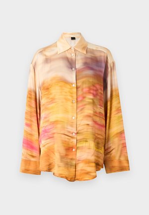 Camisa de botão em seda com um padrão abstrato em tons de laranja, rosa e roxo, com colarinho espalhado e mangas longas.