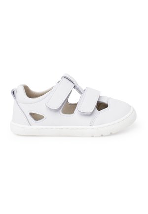 Weiße Kindersandale mit geschlossener Spitze, zwei verstellbaren Klettverschlüssen und ausgeschnittenen Seiten auf weißem Hintergrund.