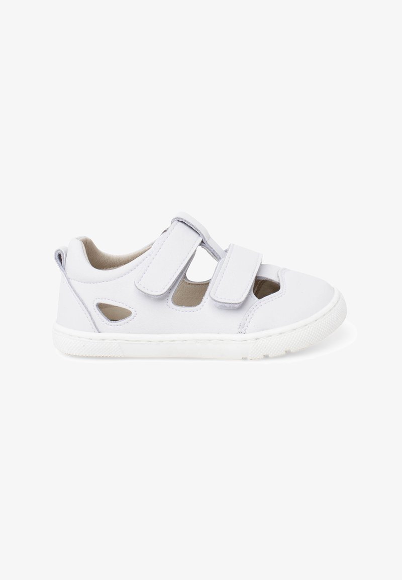 Sandale fermée blanche pour enfants avec deux brides velcro réglables et côtés découpés sur fond blanc.