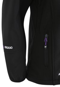Svart mjukskaljacka med en zippered ficka och lila detaljer, slät struktur och en broderad "8000"-etikett på ärmen.
