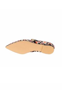 Zapato plano con punta afilada, parte superior negra con patrones geométricos en rojo, rosa y blanco, y suela de goma beige. Acento de hardware en tono dorado.