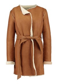 Abrigo de cuero marrón con un suave forro de piel sintética color crema, cintura con cinturón, mangas largas y diseño de frente abierto. Presenta detalles mínimos de costuras.