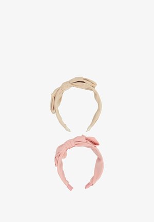 Due fasce per capelli in tessuto: una beige con dettaglio a fiocco e l'altra rosa pastello con design attorcigliato. Texture liscia, materiale morbido.
