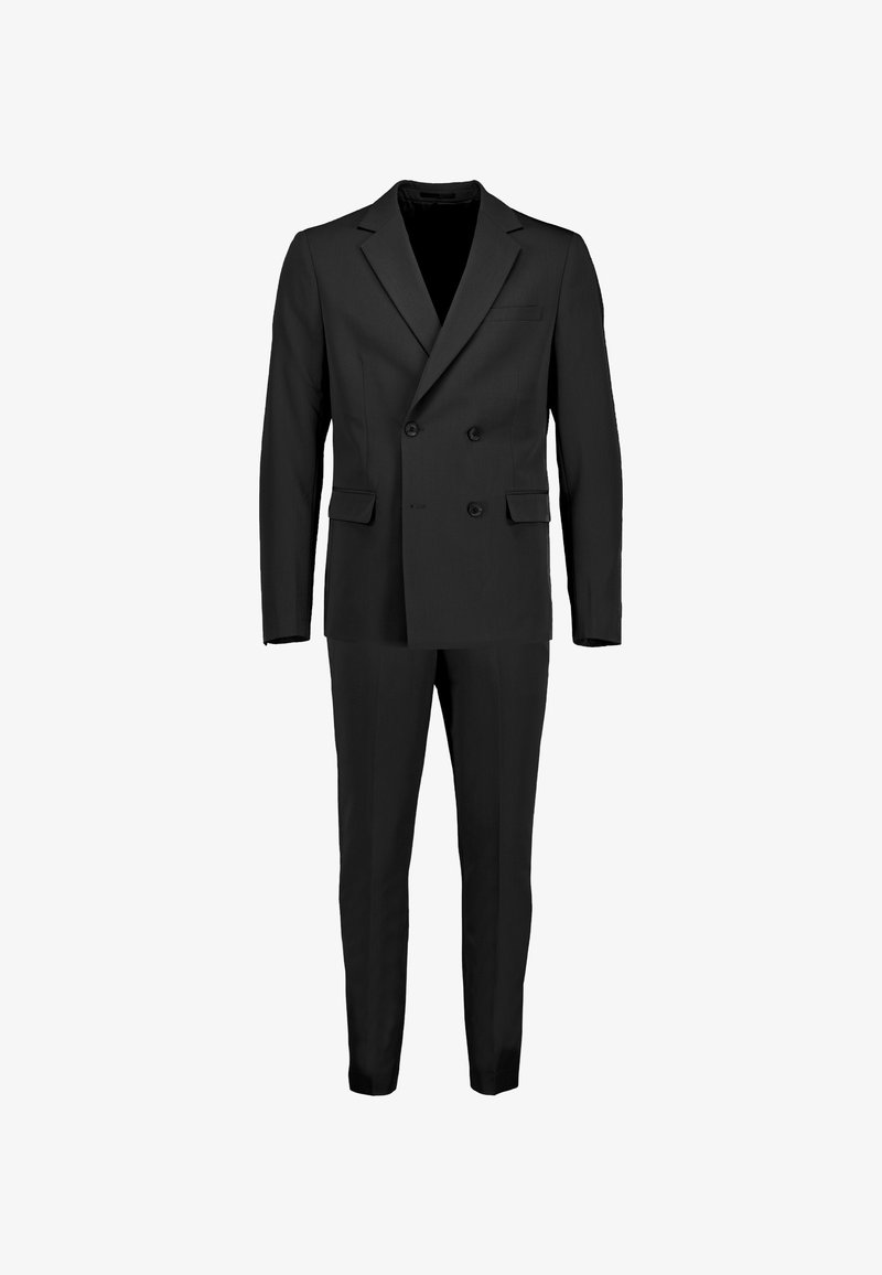 Czarny dwurzędowy garnitur wykonany z gładkiej tkaniny, z klapą z wycięciem, dwoma przednimi kieszeniami oraz spodniami o wąskim kroju.