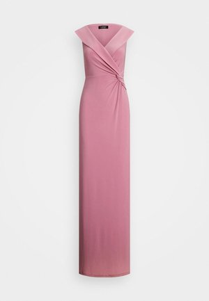 Langes pinkes Kleid aus glattem Stoff mit tailliertem Oberteil, schulterfreiem Ausschnitt und gedrehtem Detail an der Taille.