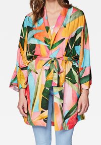 Robe in stile kimono colorato con vivaci motivi di foglie tropicali in verde, rosa, arancione e blu. Realizzato in tessuto leggero con vita legata.