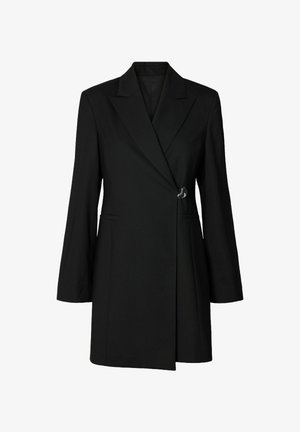 Svart skräddarsydd kavaj med notch-lapel, enkelknappstängning och långa ärmar som har två framfickor. Slät tygtextur, minimalistisk design.