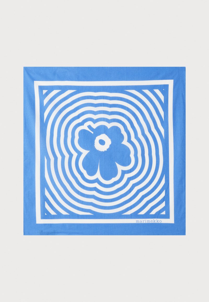 Blå firkantet tørklæde med hvide koncentriske cirkler og et centralt blomstermotiv. Stoffet ser glat ud med en subtil glans. Brandnavn synligt.