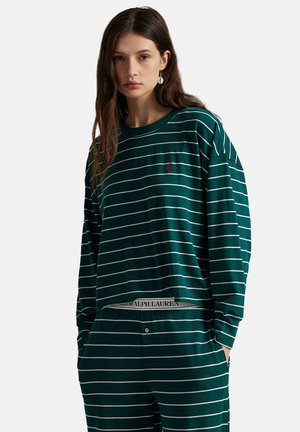 Maglia a maniche lunghe verde a righe con strisce orizzontali bianche. Presenta uno scollo rotondo e un piccolo logo rosso sul lato sinistro del petto.