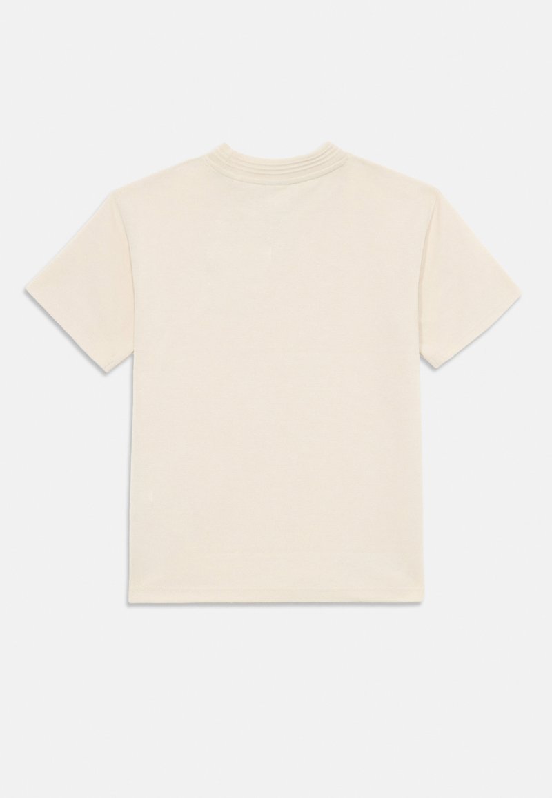 Camiseta de algodón de color crema, de manga corta y cuello redondo, con una textura suave y un diseño simple.
