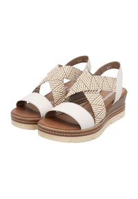 Sandales compensées blanches avec un design de sangle tissée beige, semelle intérieure texturée marron et semelle extérieure légère avec des coutures discrètes.