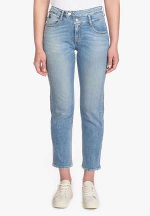 Vaaleansiniset denim-farkut, joissa on slim fit -leikkaus, korkea vyötärö ja lyhyt pituus. Farkuissa on perinteinen viisi taskua -tyyli ja hienovaraiset kulutukset.