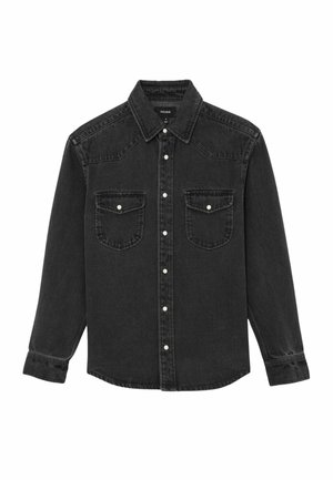 Sort langærmet denimskjorte med knaplukning foran og to brystlommer, med hvide trykknapper og en spids krave.