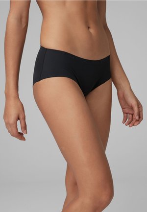 Crni bikini gaće s glatkom, mat teksturom. Imaju nisku poziciju struka i minimalnu pokrivenost. Tkanina izgleda rastezljivo i sjajno.