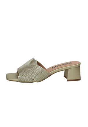 Sandalo mule beige con punta aperta, ampia fascia intrecciata, tacco a blocco e soletta imbottita con il marchio "RIBI LOU".