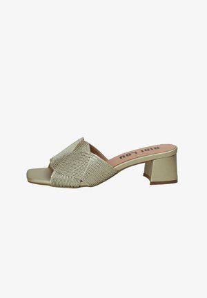 Sandalo mule beige con punta aperta, ampia fascia intrecciata, tacco a blocco e soletta imbottita con il marchio "RIBI LOU".