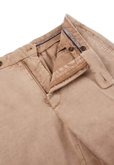 Beige Baumwollchinos mit glatter Textur, ausgestattet mit einem Reißverschluss, zwei Knöpfen und gestreiftem Innenfutter am Bund.
