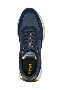 Scarpa sportiva blu con tomaia in rete e scamosciata, design con lacci, dettagli dorati e suola in gomma bianca. Logo visibile sulla linguetta.