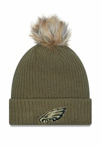 Olivegrüner Strickmützen mit umgeschlagenem Rand und einem Kunstfell-Pompons oben. Mit ein gesticktes Adler-Logo auf der Vorderseite.