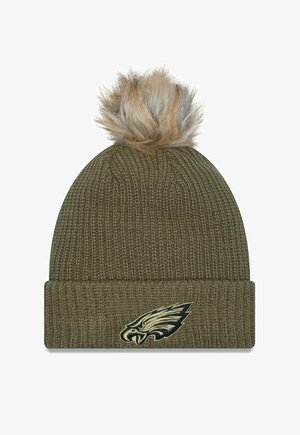 Olivegrüner Strickmützen mit umgeschlagenem Rand und einem Kunstfell-Pompons oben. Mit ein gesticktes Adler-Logo auf der Vorderseite.