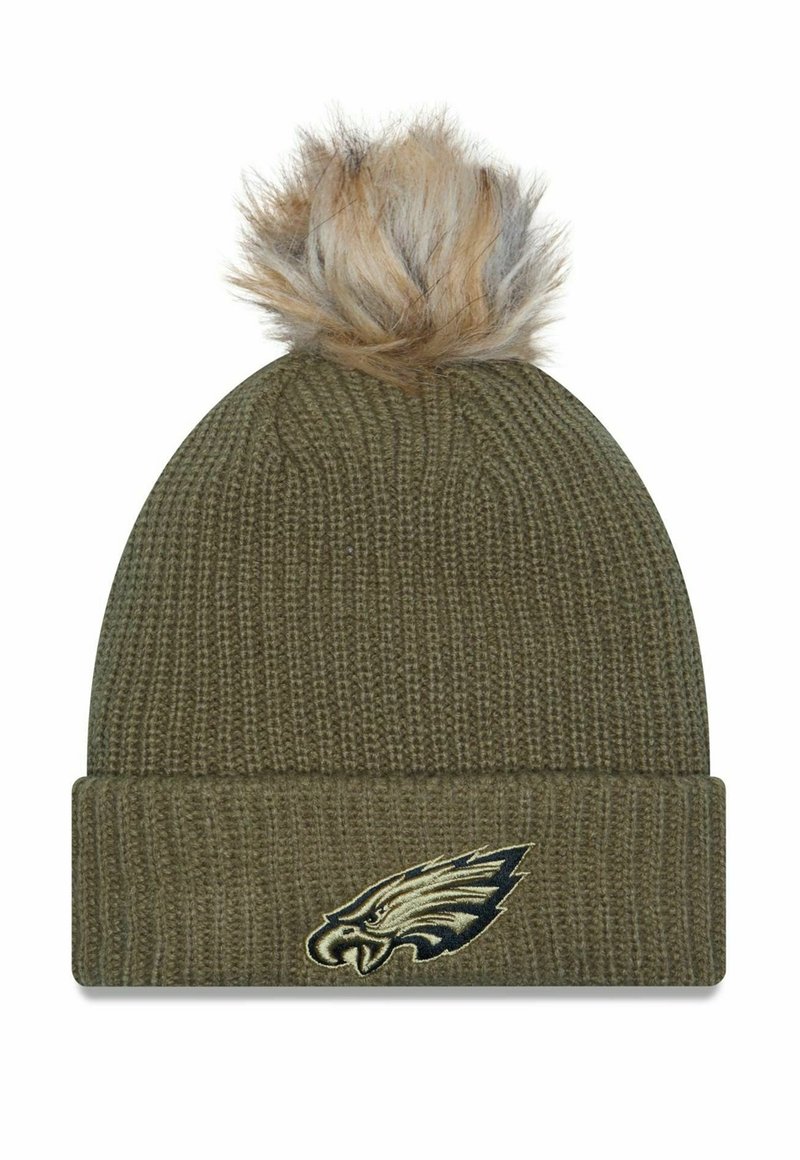 Olivegrüner Strickmützen mit umgeschlagenem Rand und einem Kunstfell-Pompons oben. Mit ein gesticktes Adler-Logo auf der Vorderseite.