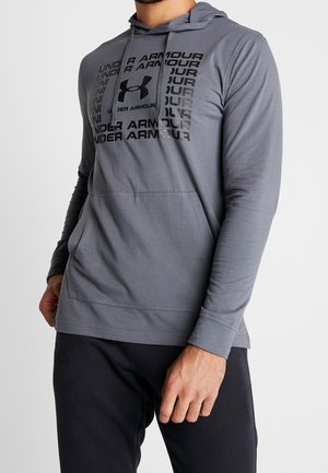 Grå langærmet hættejakke lavet af glat stof, med et centralt sort logo og gentagen mærketekst. Inkluderer en kengurulomme.