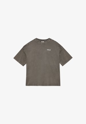 Grå T-shirt med korte ærmer, "HALO" tekstlogo på venstre bryst og rund hals.