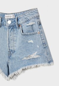 Shorts de mezclilla azul claro con dobladillos deshilachados y parches desgastados, con bolsillos frontales, cierre de botón y etiqueta de talla 36.