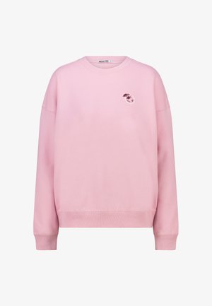 Vaaleanpunainen collegepaita pehmeästä kankaasta, jossa on pyöreä kaula-aukko, pitkät hihat ja vasemmassa rinnassa pieni kirjailtu kuva.