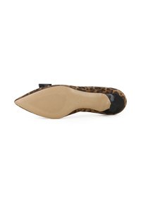 Scarpa con tacco alto a stampa leopardata, con punta affusolata, dettagli neri lucidi e una suola beige liscia con linee di grip testurizzate.