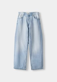 Vaaleansiniset leveälahkeiset farkut etutaskuilla, vyölenkeillä ja nappikiinnityksellä valkoista taustaa vasten.