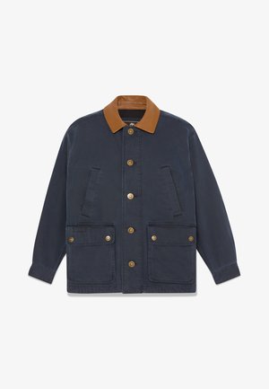 Granatowa kurtka z brązowym kołnierzem ze skóry, zapinana na guziki, z dwoma dużymi kieszeniami z przodu z patkami oraz dwoma pionowymi kieszeniami bocznymi.