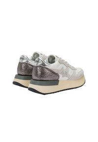 Białe i metaliczno-srebrne sneakersy z teksturowanymi akcentami na pięcie i białymi sznurówkami. Gruba podeszwa z czarną podeszwą i wytłoczonym logo na pięcie.