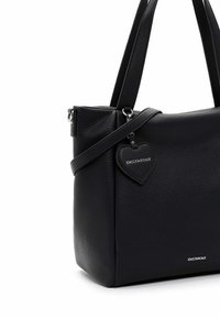 Sac à main en cuir noir avec une surface texturée, doté de poignées doubles, d'une bandoulière amovible et d'une étiquette en forme de cœur avec logo.