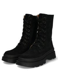 Botas de ante negras hasta el tobillo con cordones en el frente, cierre lateral con cremallera, suela de plataforma negra gruesa y acentos de costura blanca.