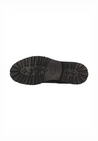 Suela de zapato de goma negra con un dibujo profundo y grueso para tracción. Presenta patrones de cruces y líneas distintivos. Bordes suaves alrededor del perímetro.