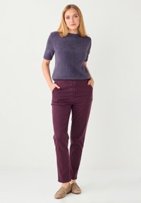 Unselected, burgundy