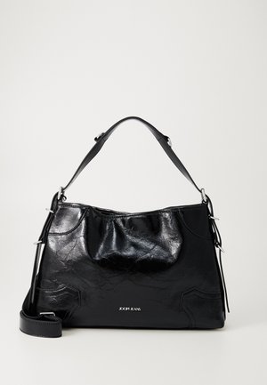 Čierna lesklá kožená kabelka cez rameno s krátkou rukoväťou, nastaviteľným dlhším popruhom a strieborným logom značky "JOOP! JEANS" na prednej strane.